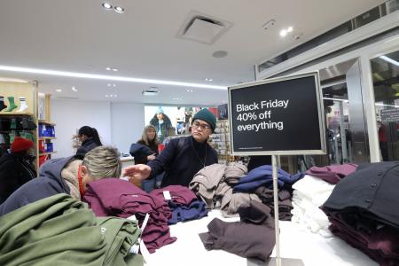 年末商戦で買い物に訪れた消費者＝２７日、米ニューヨーク（ロイター＝共同）