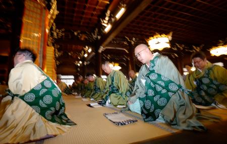 「坂東曲」の法要で、体を揺らしながら念仏を唱える僧侶たち＝２８日午前、京都市下京区の東本願寺