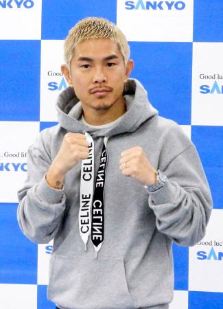 記者会見後に撮影に応じる井岡一翔＝２８日、東京都目黒区の志成ジム