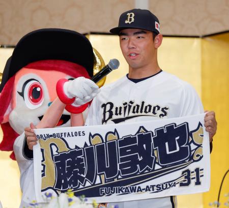 オリックスの新入団発表記者会見で抱負を語る藤川敦也投手＝２８日、大阪市
