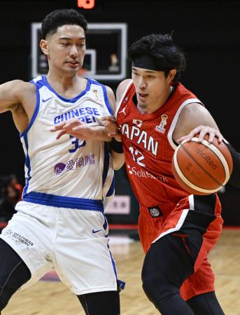 日本―台湾　第１クオーター、攻め込む渡辺雄（右）＝ジーライオンアリーナ神戸