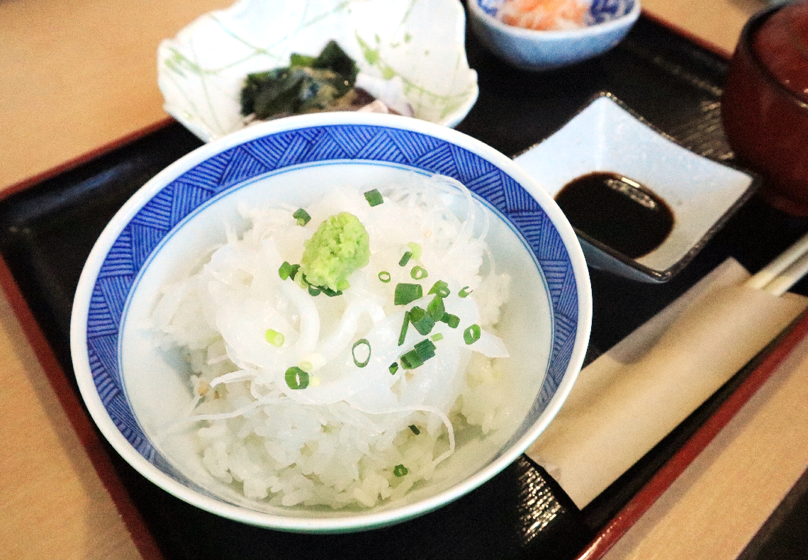 旬のモイカがたっぷりのった丼＝津久見市高洲町の「汐の音」