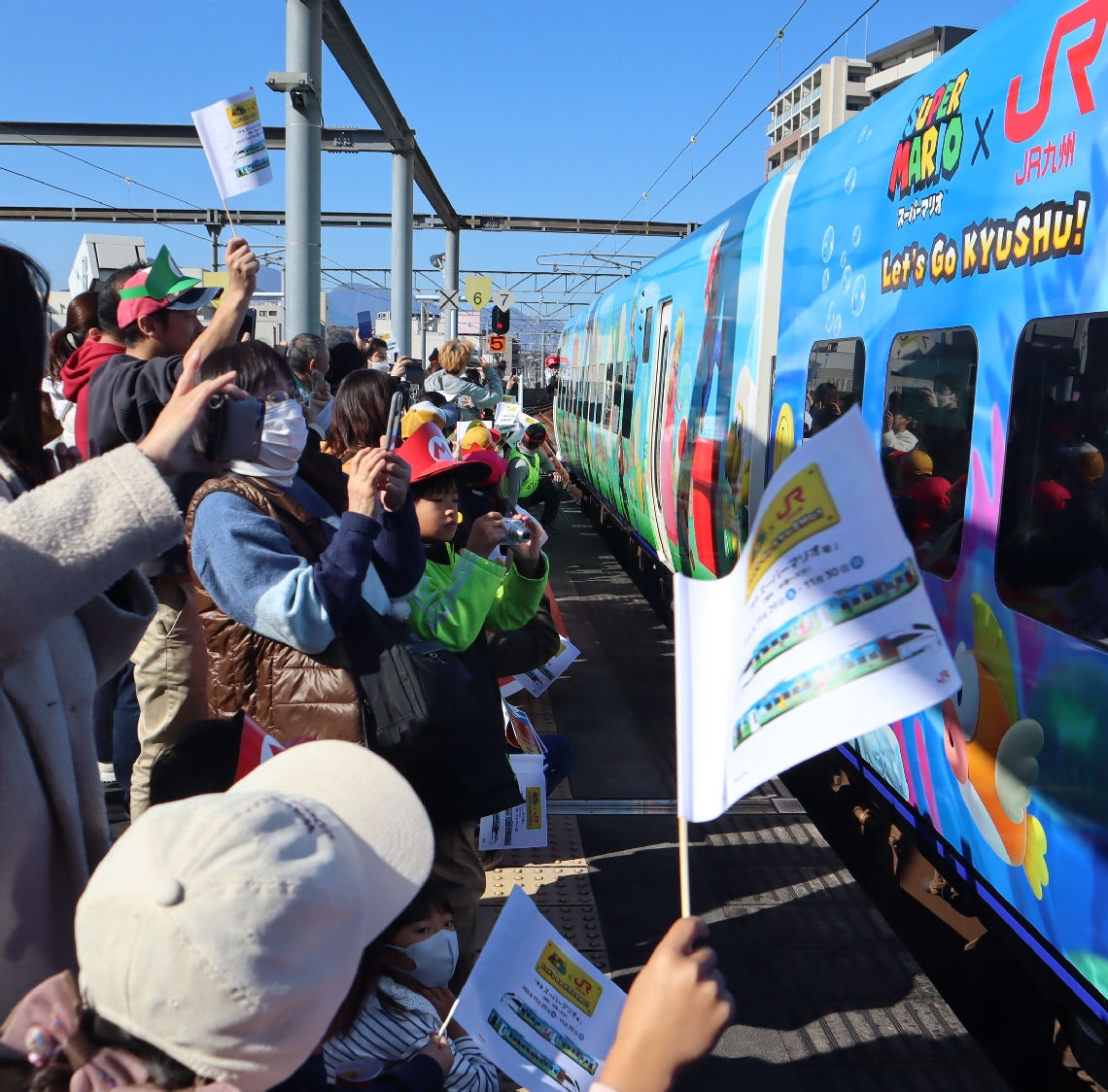 人気キャラクターをあしらったソニックを家族連れらが手旗を振って歓迎