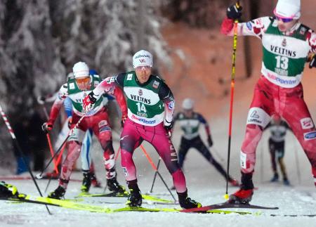 Ｗ杯複合男子個人第１戦　後半距離で力走する渡部暁斗（中央）＝ルカ（共同）
