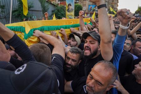 イスラエル軍に殺害されたヒズボラ幹部の葬儀に参列した支持者ら＝２４日、レバノン・ベイルート（ゲッティ＝共同）