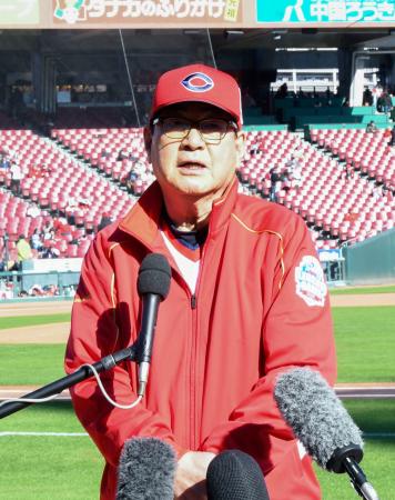 広島の往年の名選手が集うイベントで、取材に応じる山本浩二さん＝２９日、マツダスタジアム