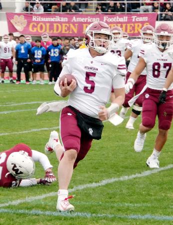 エンドゾーンに走り込む立命大のＱＢ竹田＝東京・スピアーズえどりくフィールド