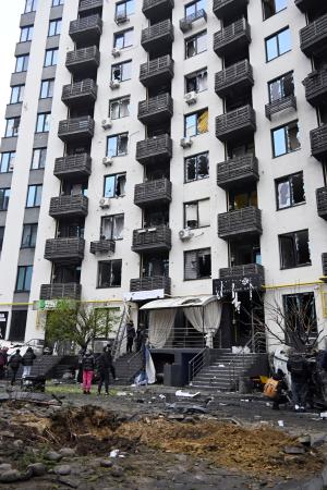 ロシアの無人機攻撃による被害があった集合住宅＝２９日、ウクライナ首都キーウ近郊（共同）