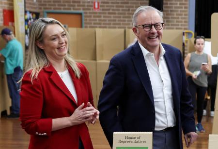 オーストラリアのアルバニージー首相（右）とジョディ・ヘイドンさん＝５月、シドニー（ロイター＝共同）