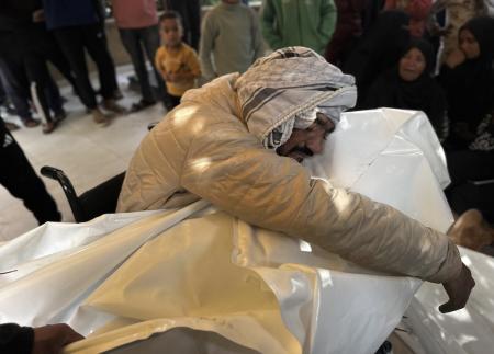 イスラエルの無人機攻撃で殺害された子どもの死を悼む人＝２９日、ガザ南部ハンユニス（ゲッティ＝共同）