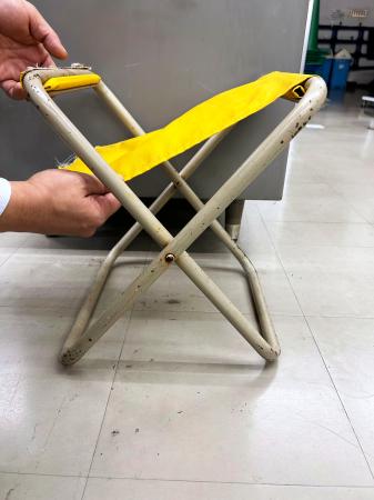 サッカーＪ３岐阜対ＦＣ大阪の試合でボールボーイを務めた少年が使っていた折りたたみ式パイプいす。右手薬指が挟まれ、指先を切断した＝２９日（岐阜県スポーツ協会提供）