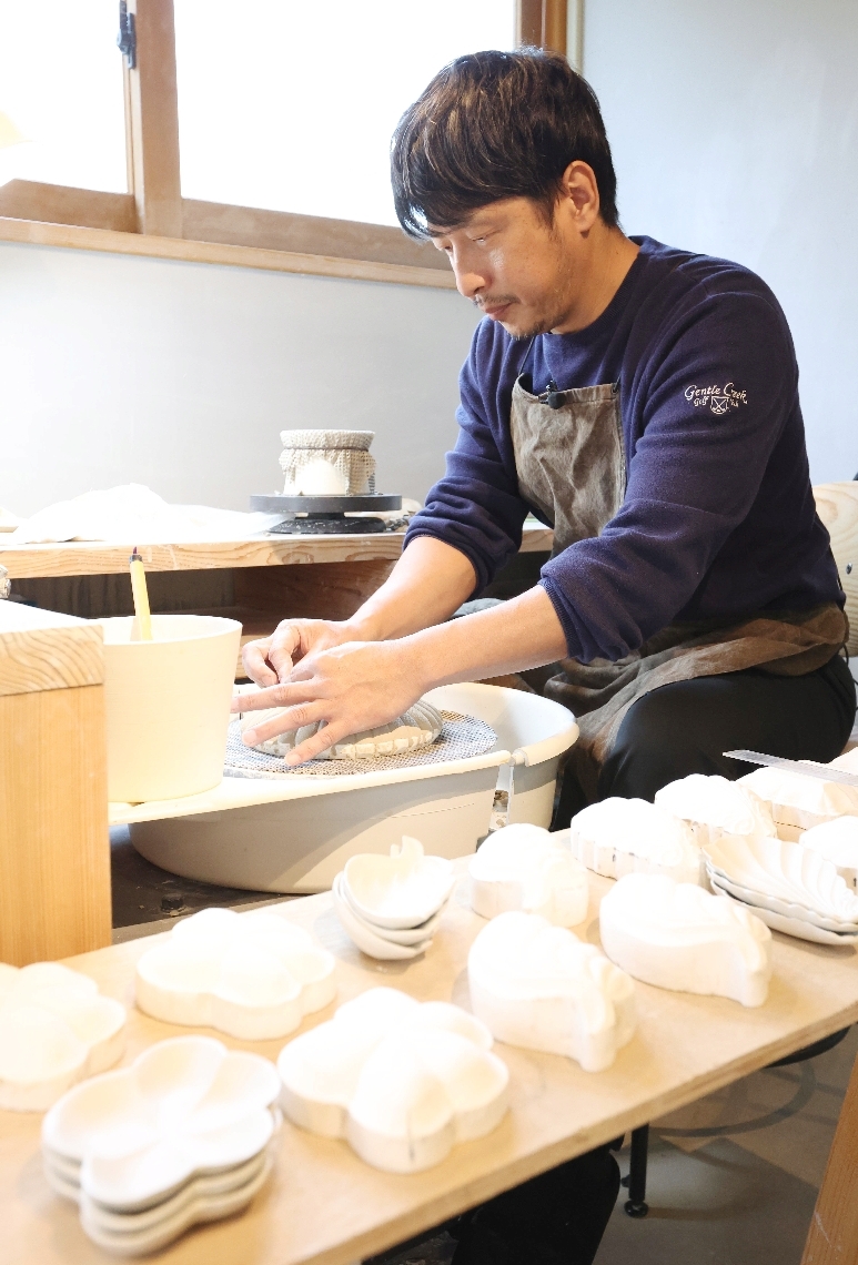 手作業で丁寧に器を作る宇佐美裕之さん