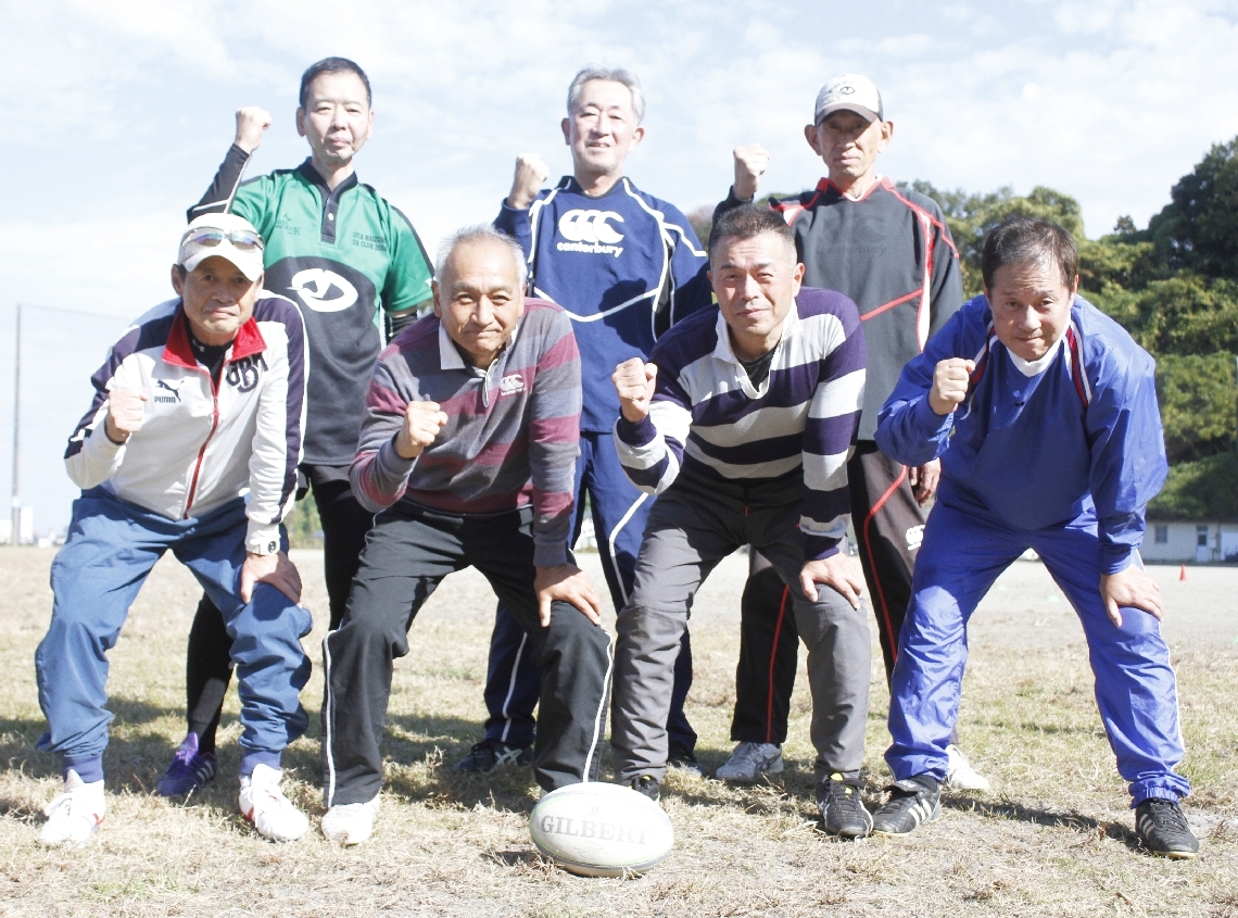 天理ＯＢとの再々戦に向けて練習に励む大分舞鶴ＯＢのメンバー＝同高グラウンド