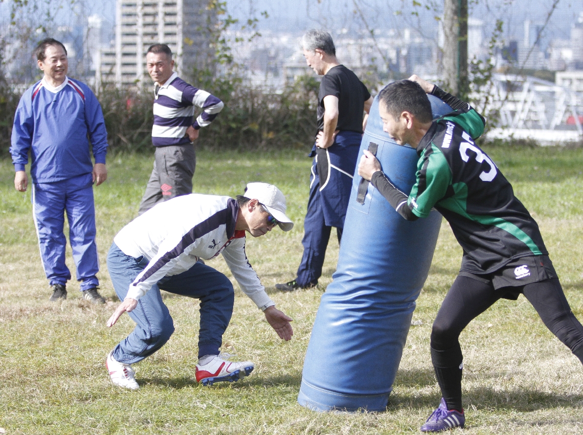 天理ＯＢとの再々戦に向けて練習に励む大分舞鶴ＯＢのメンバー