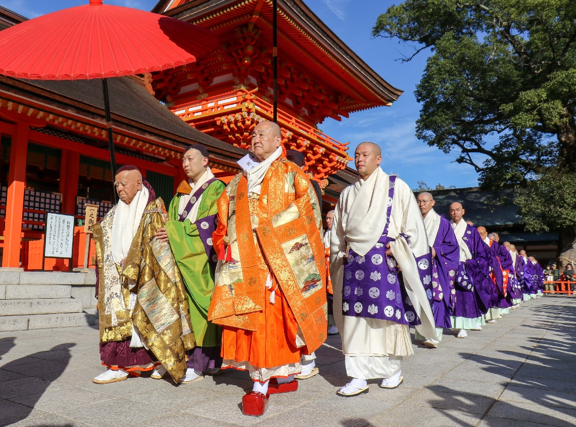 世界平安の祈りをささげた天台宗と真言宗の僧侶ら＝３０日、宇佐市の宇佐神宮