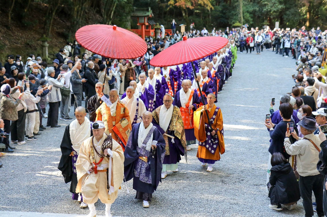 上宮へ向かう天台宗と真言宗の僧侶ら