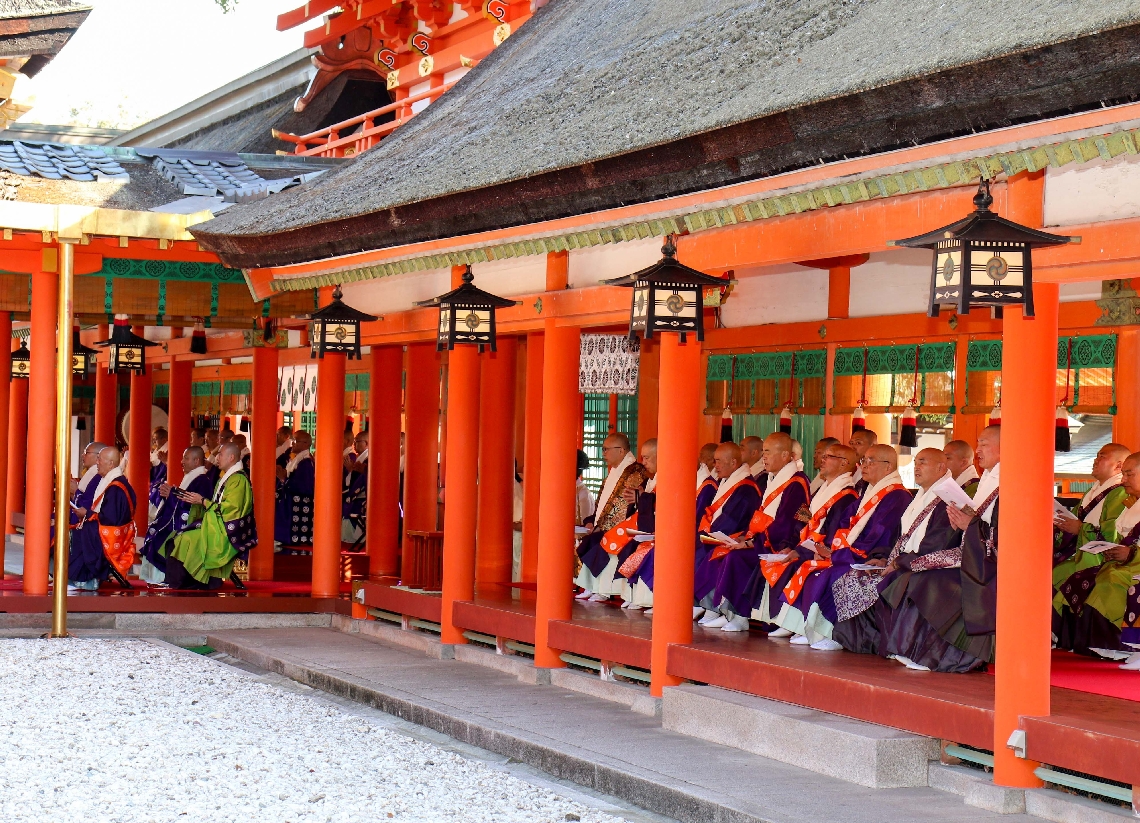 上宮で読経する天台宗と真言宗の僧侶ら