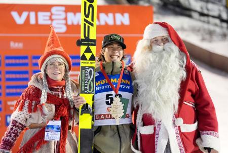 Ｗ杯ジャンプ男子個人第５戦で２位となり、写真に納まる二階堂蓮（中央）＝ルカ（共同）