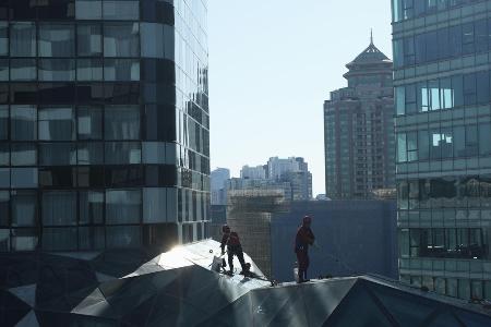 北京市内の高層マンション＝１０月