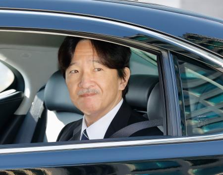 ６０歳の誕生日を迎え、天皇、皇后両陛下にあいさつするため皇居に入られる秋篠宮さま＝３０日午前、半蔵門