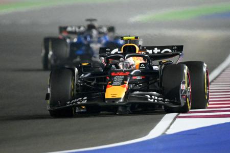 Ｆ１カタールＧＰで走行するレッドブルの角田裕毅＝ドーハ近郊ルサイル（ゲッティ＝共同）