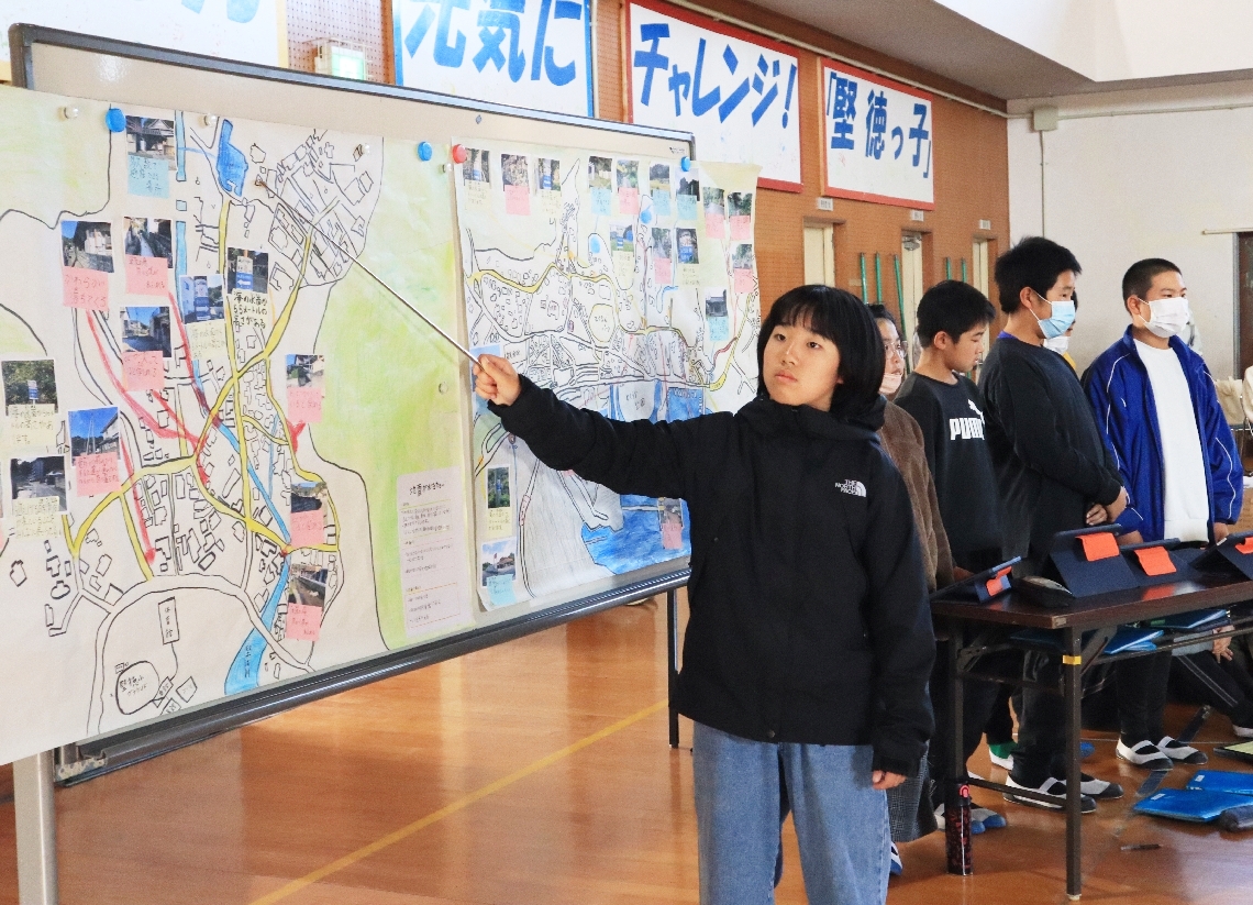 防災マップを披露する児童＝津久見市堅徳小