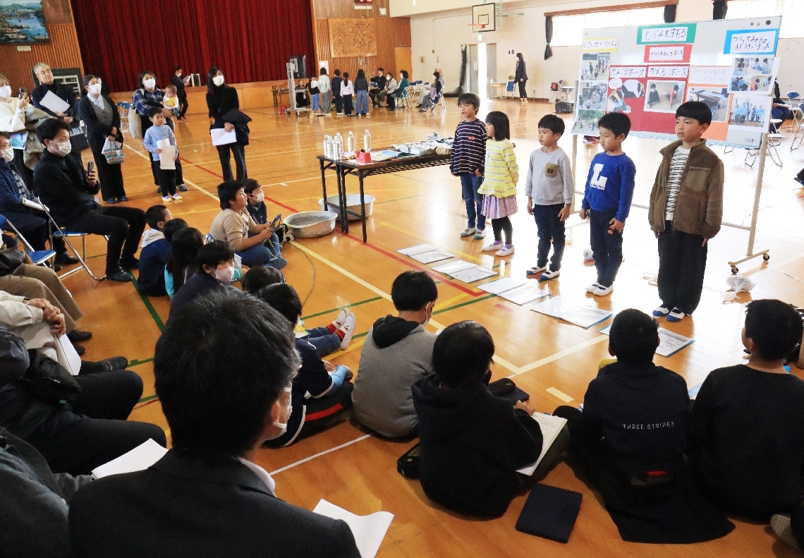 学習の成果を発表する児童