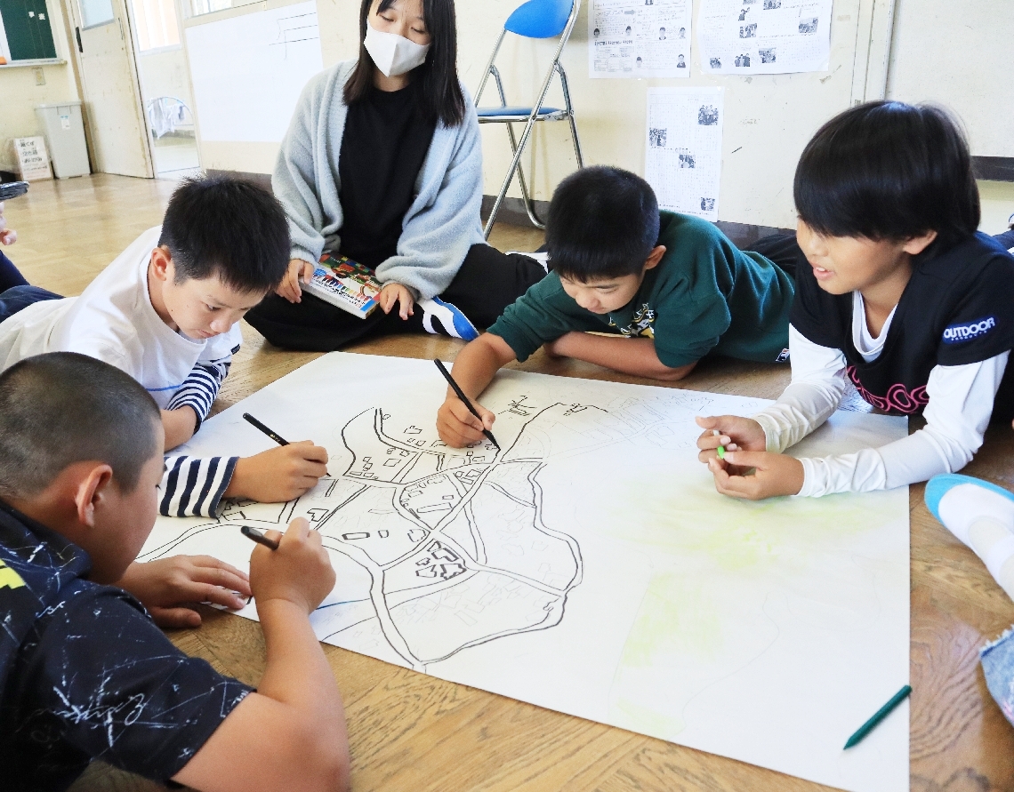 マップを作る児童