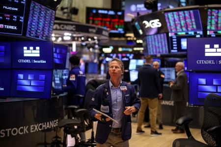 ニューヨーク証券取引所のトレーダー＝１日（ロイター＝共同）