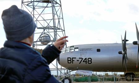 国立原子力博物館に展示されたＢ２９爆撃機の実機を見学する本村チヨ子さん＝１日、米ニューメキシコ州アルバカーキ（共同）