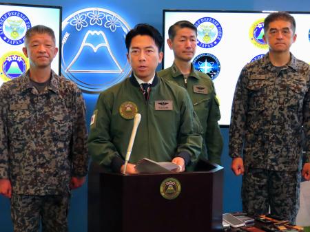 航空自衛隊府中基地で「宇宙作戦群」を視察後、記者会見する小泉防衛相＝２日午後、東京都府中市