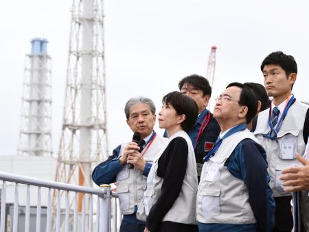 東京電力福島第１原発を視察する高市首相（左から２人目）＝２日午後（代表撮影）