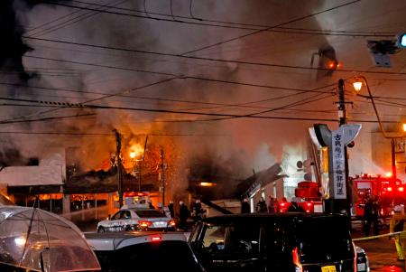 窓から炎が噴き出す建物＝２日午後５時１６分、北海道函館市