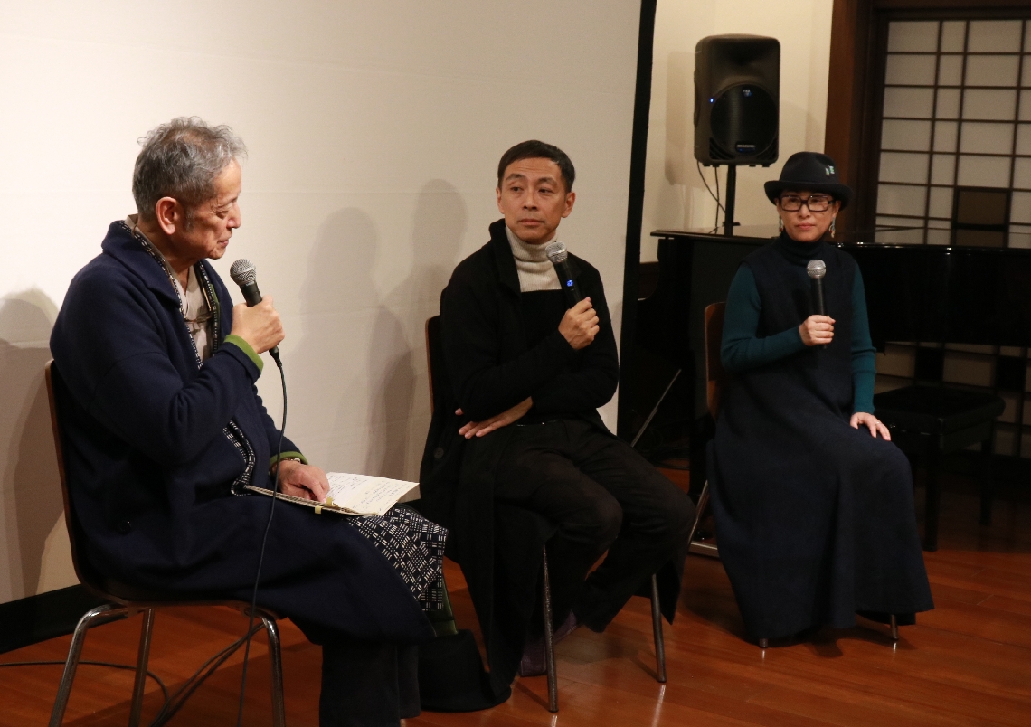 トークゲストに菅章・前大分市美術館長（左）を迎え、ｍａｔｏｈｕの服作りについて語り合う堀畑裕之さん（中央）と関口真希子さん＝別府市の冨士屋一也百ホール