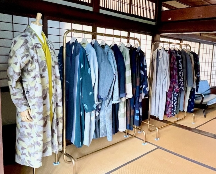 着物を基にデザインしたｍａｔｏｈｕの代表作「長着」が並ぶ展示会場