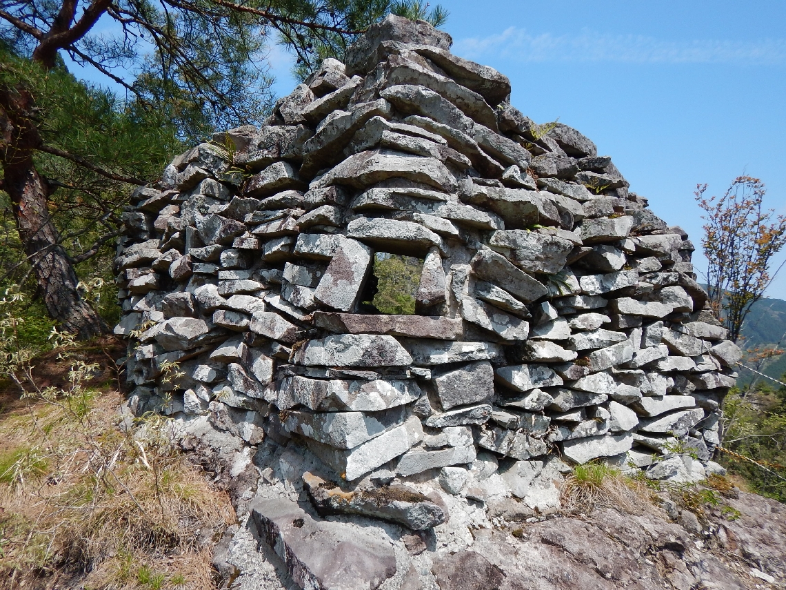 全国的にも珍しい馬蹄形の石積み遺構＝中津市耶馬渓町川原口の長岩城跡（中津市教委提供）