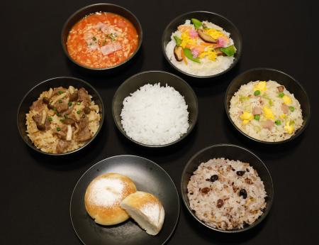 「今年の一皿」に選ばれた「お米グルメ」＝３日、東京都中央区