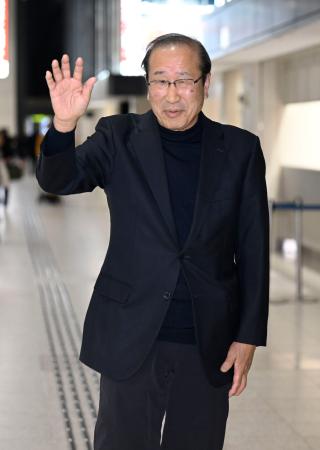 ノーベル賞授賞式のため、ストックホルムへ出発する京都大の北川進特別教授＝３日夕、大阪空港