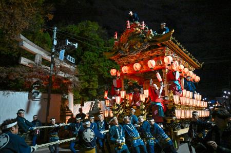 「秩父夜祭」で秩父神社前を練り歩く山車＝３日夜、埼玉県秩父市