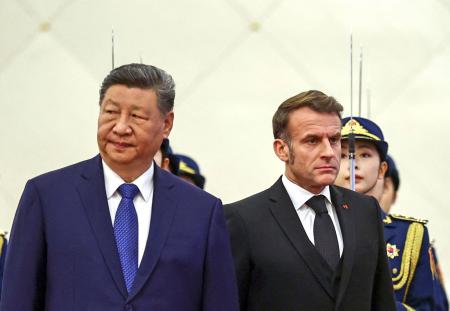 歓迎式典に臨む中国の習近平国家主席（左）と訪中したフランスのマクロン大統領＝４日、北京の人民大会堂（ロイター＝共同）