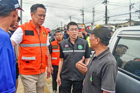 タイ南部ソンクラー県ハジャイの洪水被災地を視察するアヌティン首相（左）＝１１月２２日（タイ政府提供・共同）