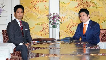 会談に臨む日本維新の会の藤田共同代表（左）と参政党の神谷代表＝４日午後、国会