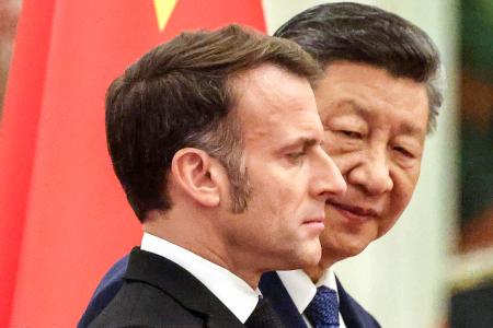 歓迎式典に臨むフランスのマクロン大統領（手前）と中国の習近平国家主席＝４日、北京の人民大会堂（ロイター＝共同）