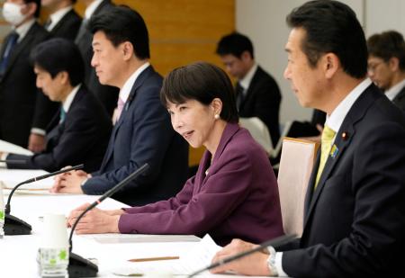 「地域未来戦略本部」の初会合であいさつする高市首相。右端は黄川田地方創生相＝４日午後、首相官邸