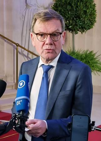 ４日、ウィーンで記者団の取材に応じるドイツのワーデフール外相（共同）