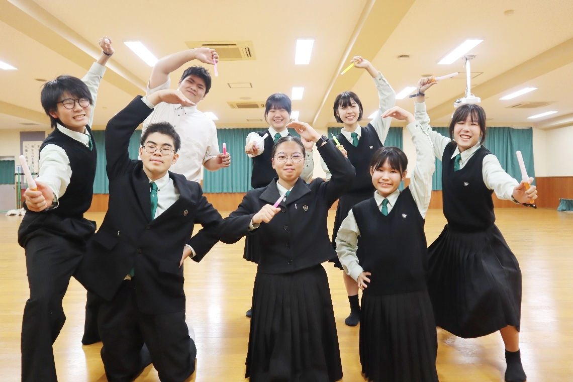 ヲタ芸リハビリダンスを考案した楊志館高「徳育宣隊」の生徒たち＝大分市桜ケ丘