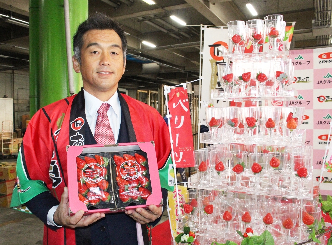 旬入りした県産イチゴをＰＲ＝５日、大分市