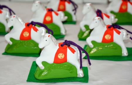 来年の干支「午」にちなんだウマの土鈴＝４日、大阪府羽曳野市の誉田八幡宮