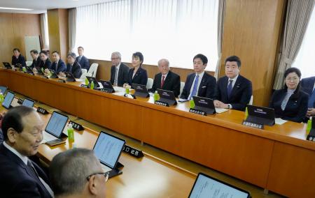 自民党本部で開かれた総務会＝５日午前、東京・永田町