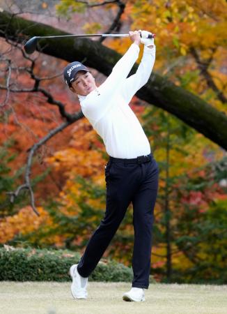 第２日、１２番でティーショットを放つ小木曽喬。通算７アンダーで首位＝東京よみうりＣＣ